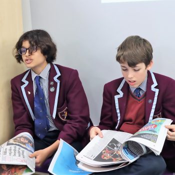 2 students reading newspapers